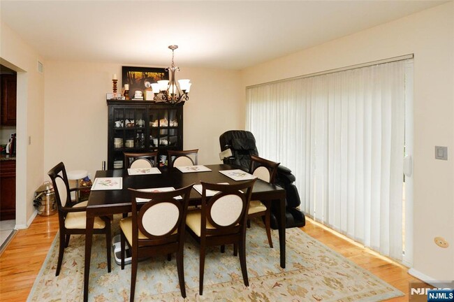 Foto del edificio - 102 Holiday Ln