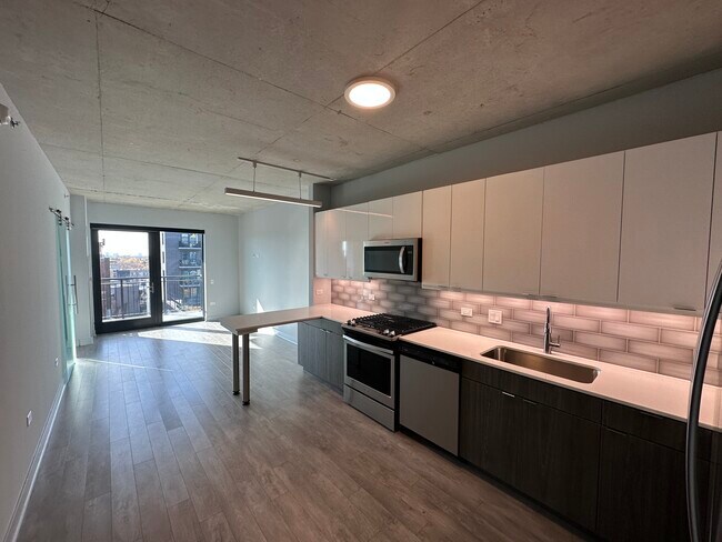 Building Photo - 835 W Addison St