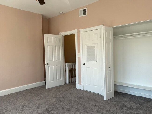 Building Photo - Charming Victorian Rowhouse 2.5 BR N. Capi...