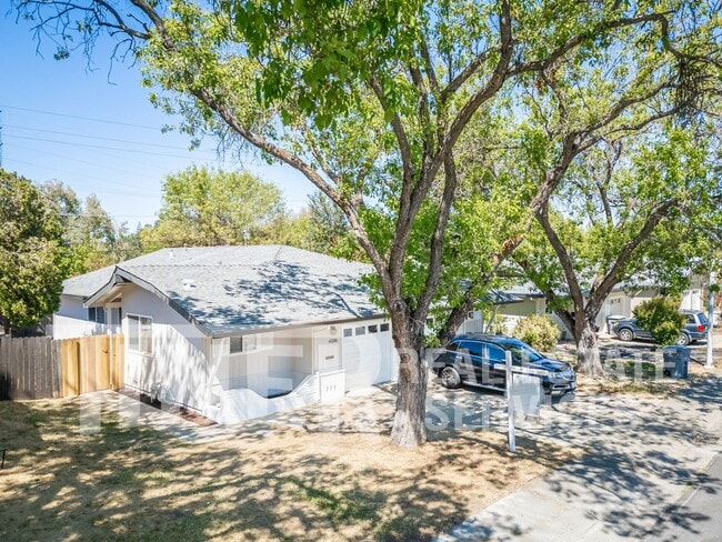 Building Photo - Updated Two Bedroom Rocklin Duplex!