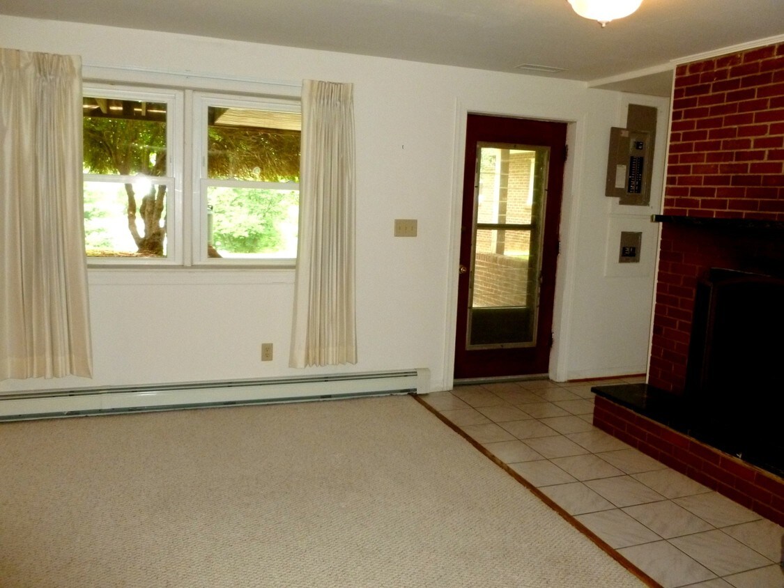Primary Photo - 1027 Locust Ave