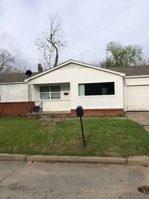 Primary Photo - HOME FOR RENT IN SAND SPRINGS