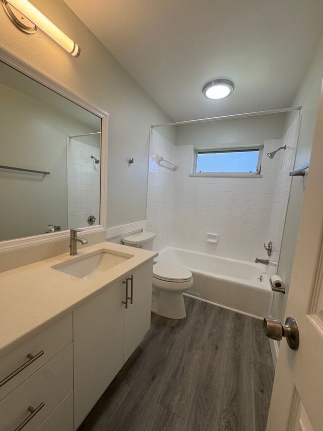 Building Photo - AVAILABLE NOW!  2 Bedroom 2 Bath Duplex with 1 Car Garage!