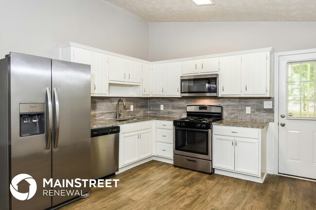 Building Photo - 550 Pineland Cir