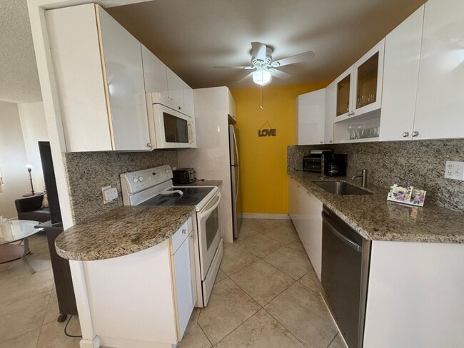 Building Photo - 3058 Ainslie Dr
