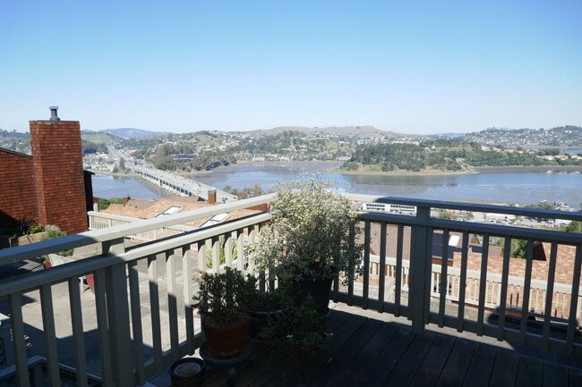 Building Photo - ONE LEVEL TOP-UNIT CONDO IN HEADLANDS WITH STUNNING BAY VIEWS