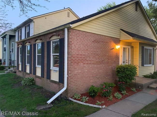 Building Photo - 37370 Charter Oaks Blvd