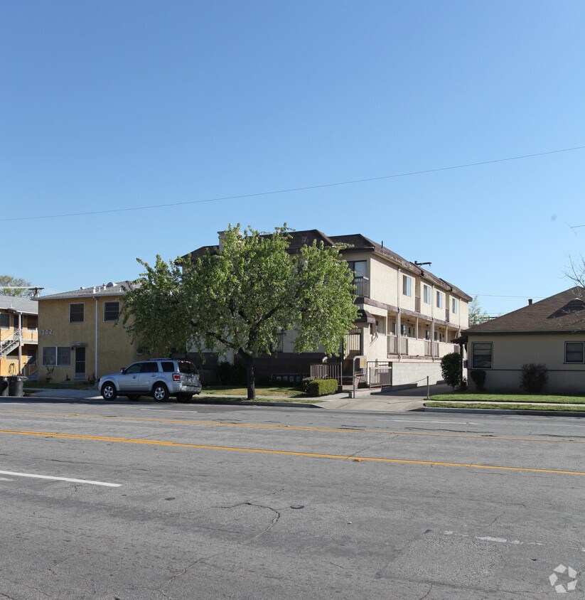 Primary Photo - 1710 W Victory Blvd