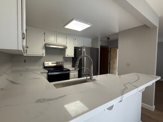 Foto del edificio - Bright & Remodeled 3 Bedroom 2.5 Bath Home in North San Jose