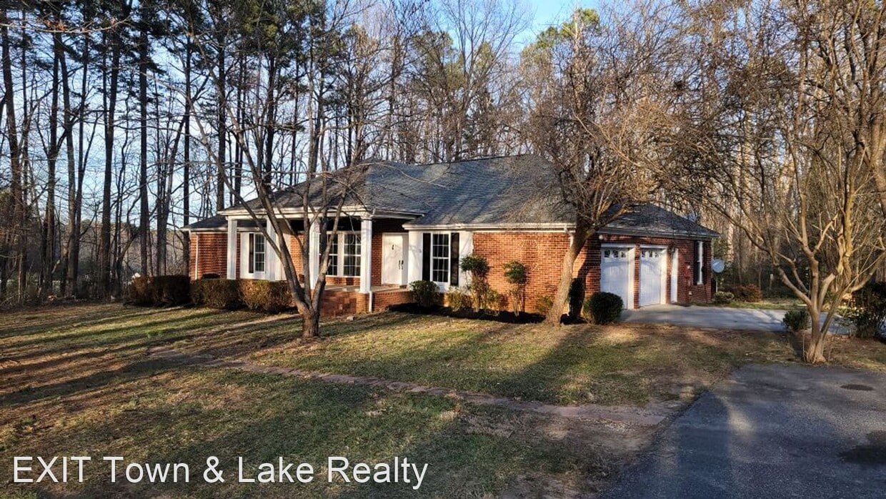 924 Forest Ln, South Hill, VA 23970 House Rental in South Hill, VA