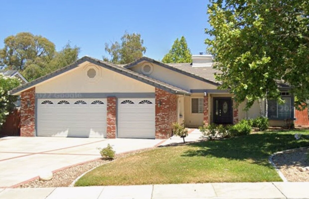 Foto principal - 4 bedroom 2 bath home southeast Paso Robles