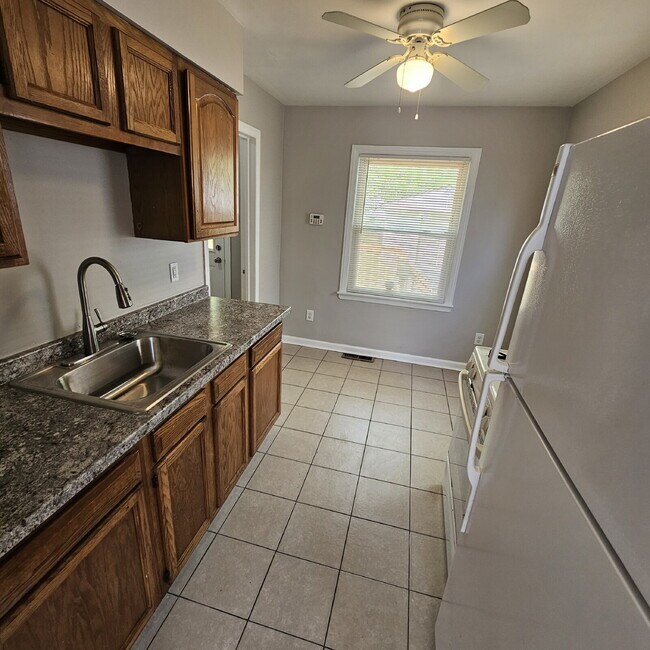 Foto del edificio - 2-Bedroom Ranch, Spacious Living Room, New Flooring, Kitchen with All Appliances, Laundry