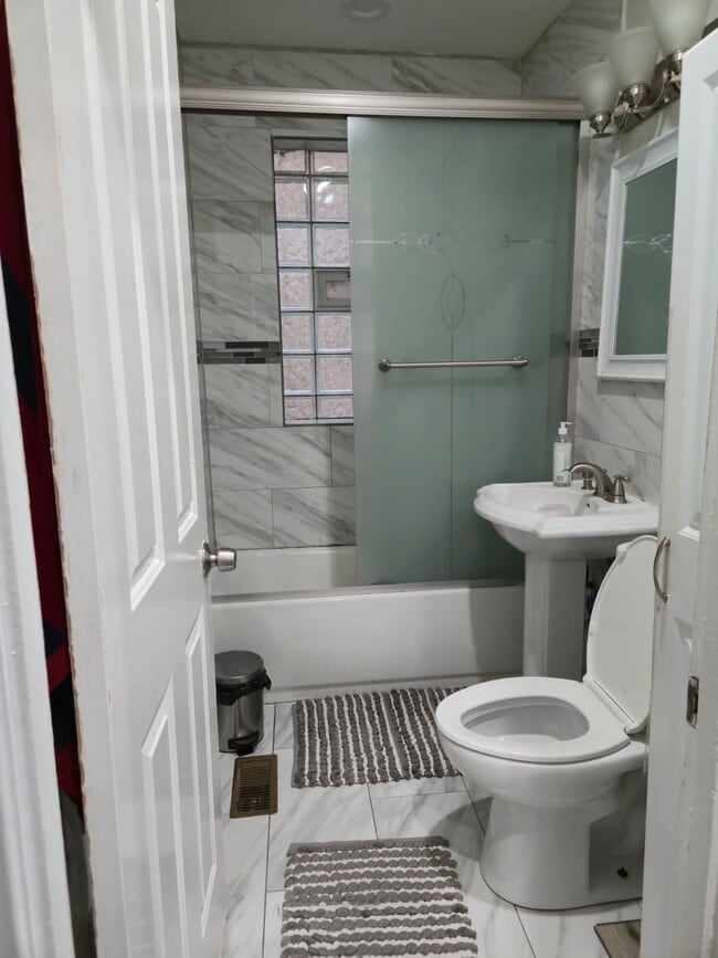 Building Photo - 5822 N Spaulding Ave