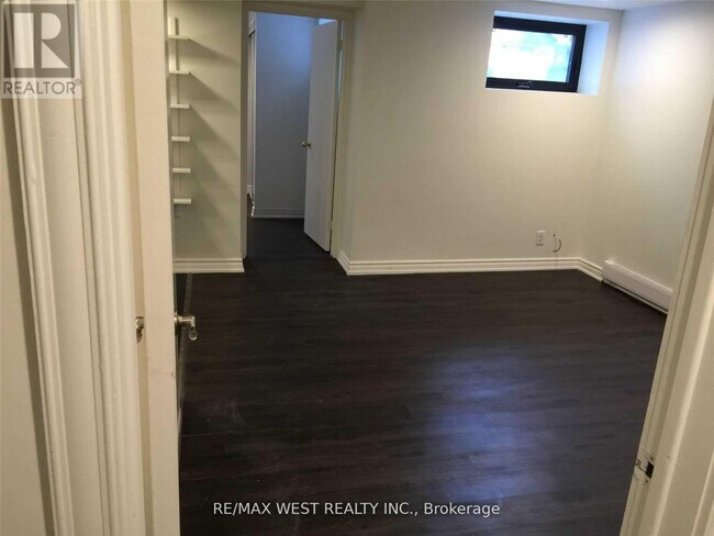 Photo du bâtiment - 152 Dowling Ave