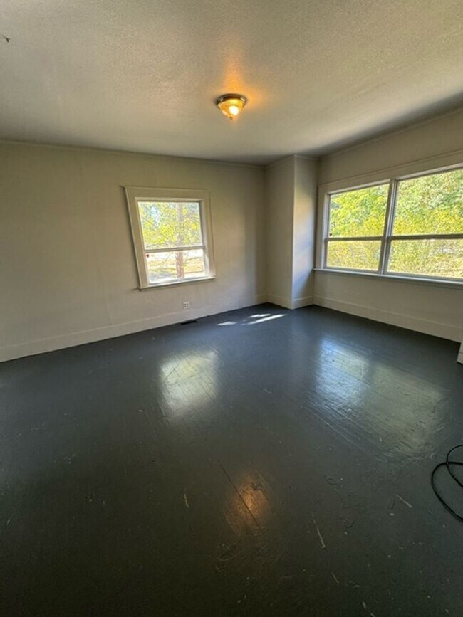 Building Photo - 304 W Woodland Ave