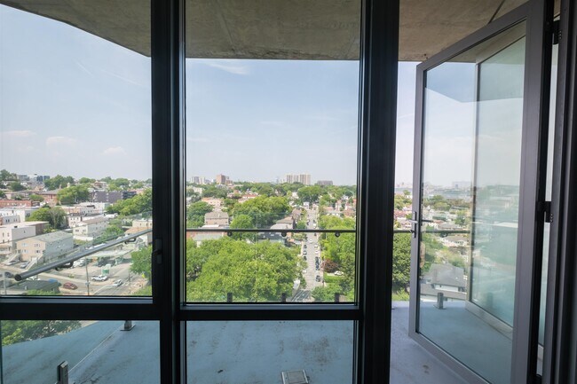 Building Photo - 320 Adolphus Ave
