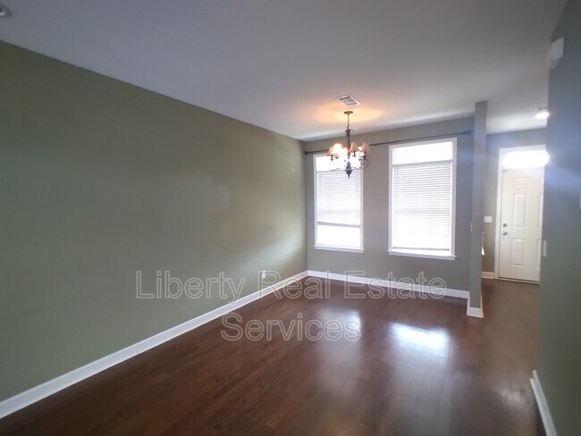 Foto del edificio - 114 Governors Blvd