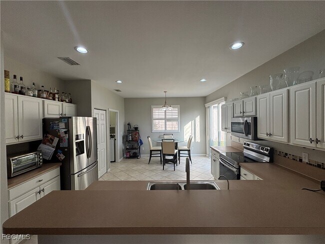 Foto del edificio - 9450 Silver Pine Loop