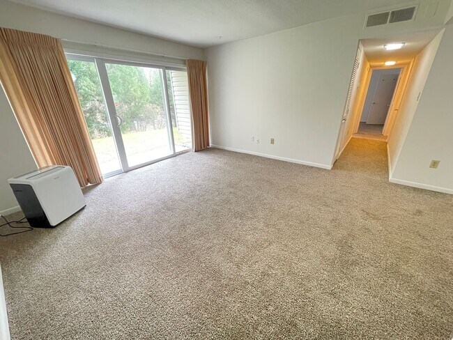 Foto del edificio - Perfectly located, quiet apartment complex just south of UNC, for graduate / med students - Inclu...