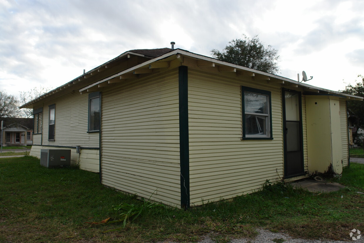 Building Photo - 522 Santa Gertrudis St