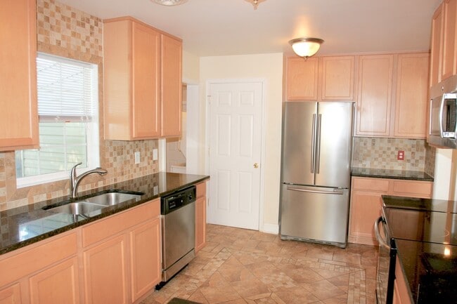 Building Photo - BEAUTIFULLY RENOVATED Westview Home!