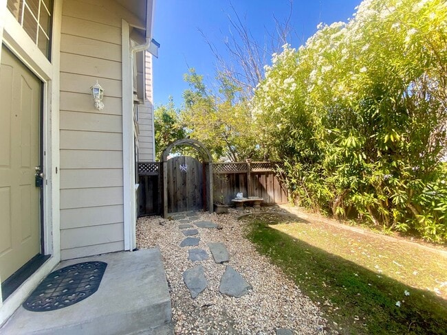 Building Photo - Beautiful Ardenwood home with Loft Availab...