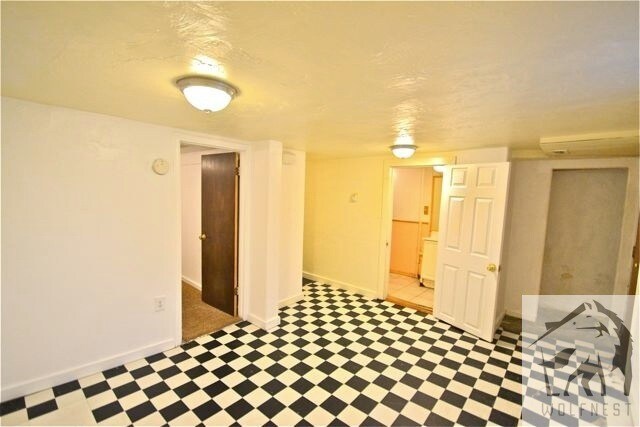 Building Photo - Cozy 1 Bedroom Downtown Basement Unit