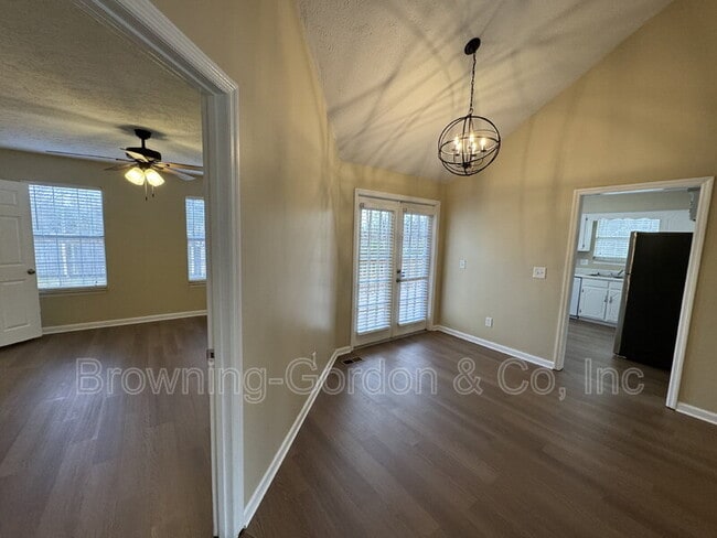 Building Photo - 1111 Cedarhill Ct