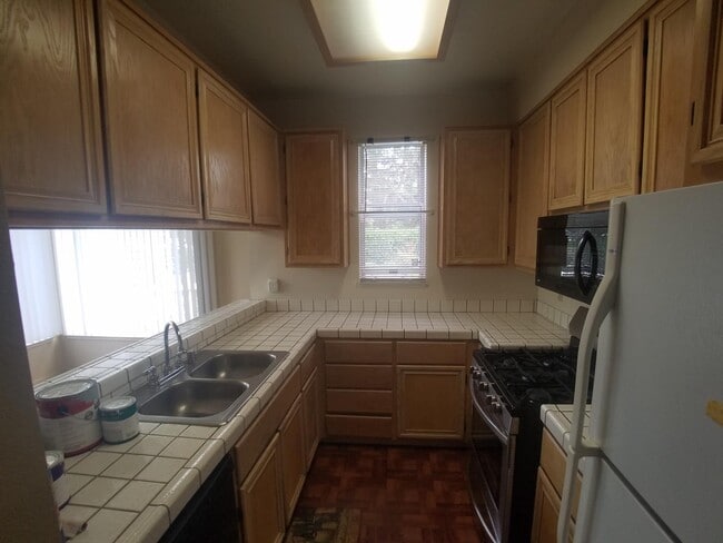 Building Photo - Prime Location Richmond Marina Townhouse