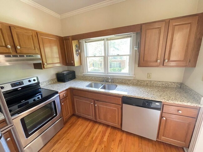 Building Photo - Desirable 2 Bedroom Townhouse Near Downtown Cary