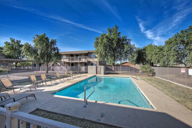 Building Photo - 6220 W Ocotillo Rd