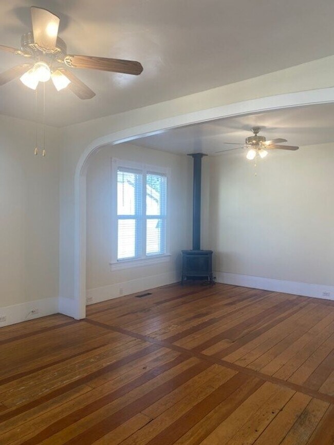 Building Photo - Well Maintained Comfortable, Charming Vict...