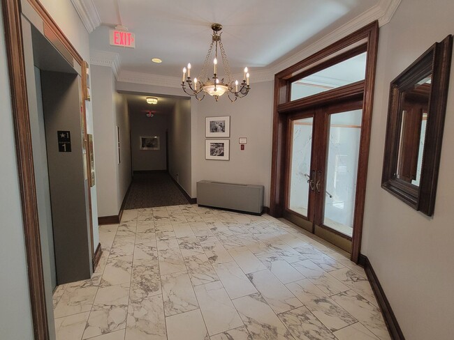 Building Photo - Spacious 2BR, 2BA in the heart of the City...