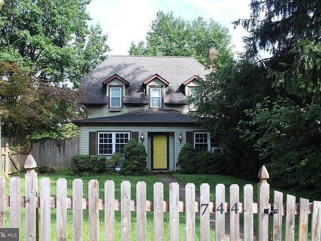 Building Photo - 744 Rydal Rd