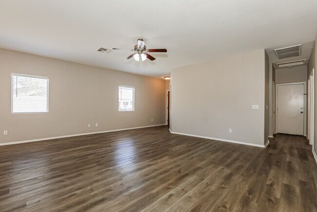 Building Photo - 1733 E Silversmith Trail