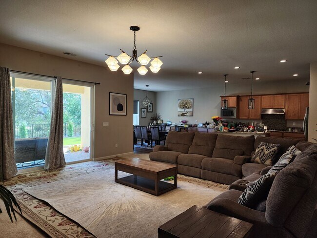 Foto del edificio - 2500 sq ft home in the Stonebrook area of ...