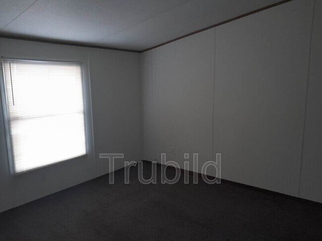 Building Photo - 4 Club Cir