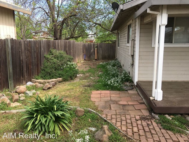 Building Photo - 2 br, 1 bath House - 5025 1/2 GROVE STREET