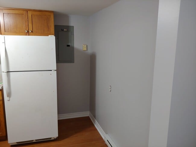 Building Photo - 347 Queenston St