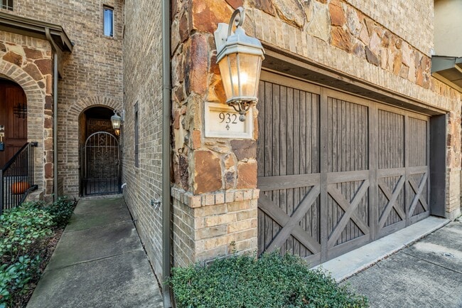 Foto del edificio - 932 Brook Forest Ln