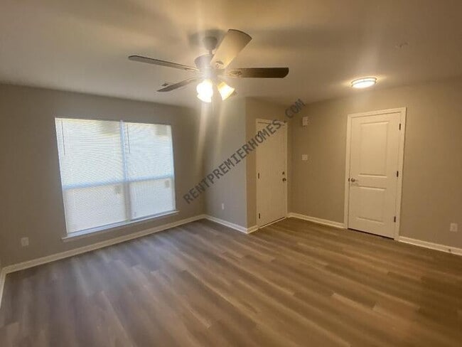 Building Photo - 1307 Lee Mac Dr