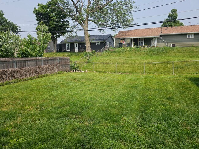 Foto del edificio - NE 2 bedroom 1 bath with fenced yard, near...
