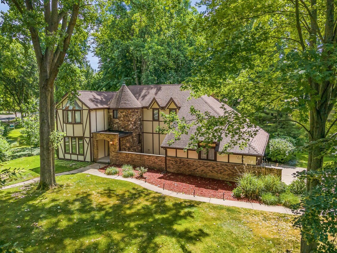 5804 Summerset Dr, Midland, MI 48640 House Rental in Midland, MI