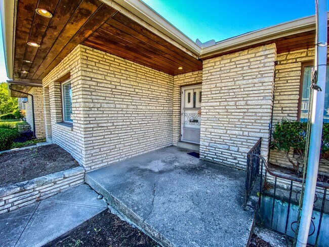 Foto del edificio - Remodeled Westgate Home with Attached Prof...