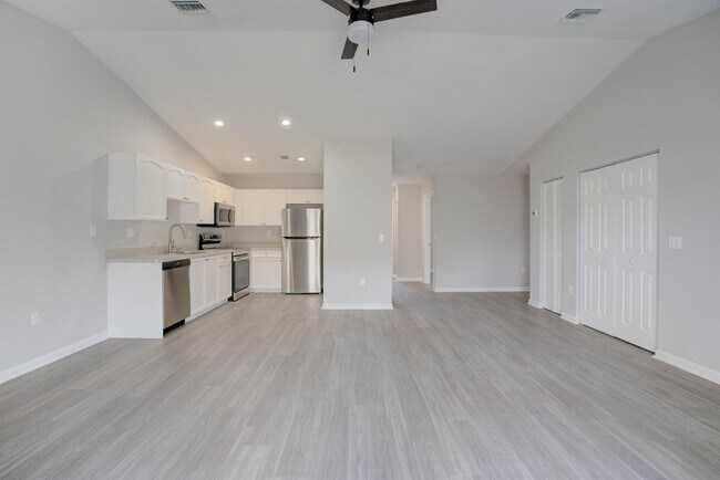 Foto del edificio - 9242 Roan Ln