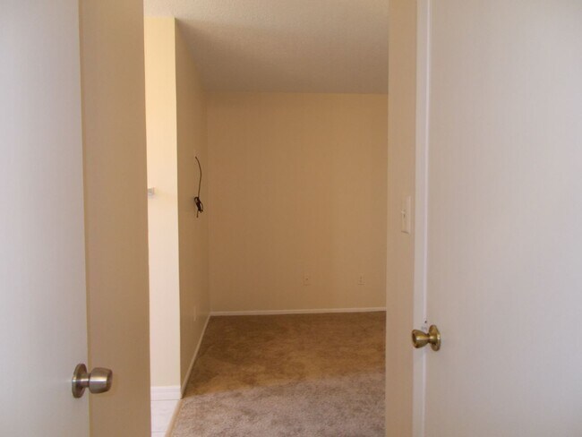 Building Photo - Great Location, Adorable 2/2!