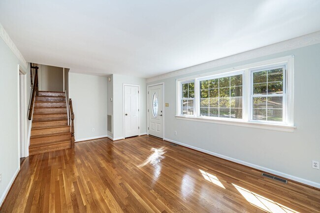 Foto del edificio - Generously Sized Midlothian Home Move In R...