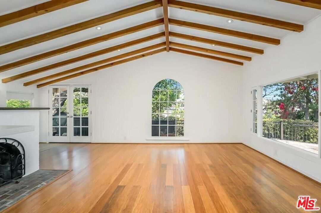 Foto principal - 2431 N Gower St