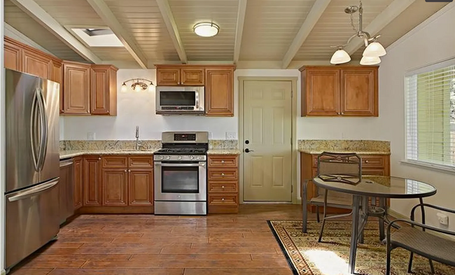 Foto del edificio - Applications are limited to individuals affiliated with the current tenants (roommate replacement...