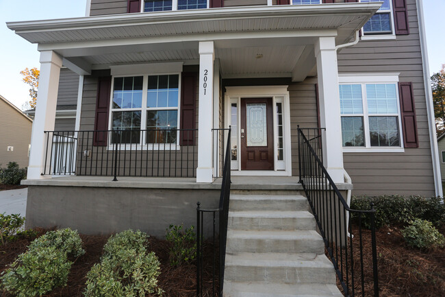 Front covered porch and entry - 2001 Trading Path Lane